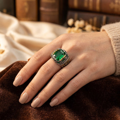 Anel vintage Rose & Oliver com prata e esmeralda, mostrando detalhes da pedra verde e design clássico em prata brilhante.