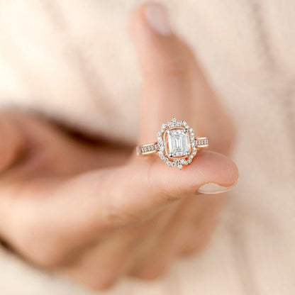 Anel retangular com halo de diamantes da Rose & Oliver, detalhe de anel de prata com pedras brilhantes ao redor.