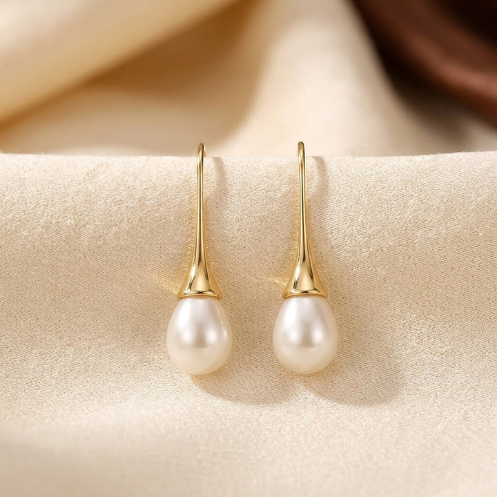 Brincos de pérola dourada da Rose & Oliver, estilo gota, com acabamento elegante e detalhes sofisticados.