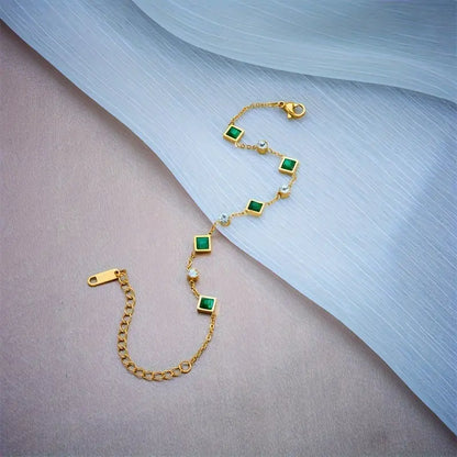 Pulseira Amelisse Glenwyn da Rose & Oliver em ouro, com design delicado e detalhes elegantes visíveis na imagem.