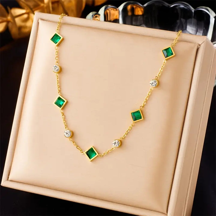 Colar Amelisse Glenwyn Rose & Oliver em ouro com detalhes delicados, exibido pendurado em um manequim branco.