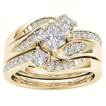 Anel de princesa com tripla halo da Rose & Oliver, ouro branco com diamantes brilhantes e detalhes elegantes.