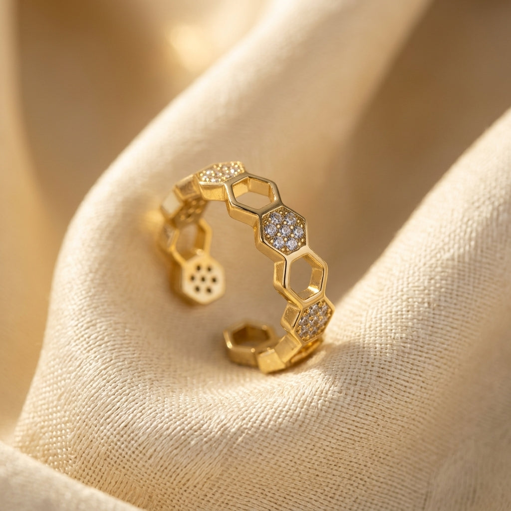 Anel geométrico aberto dourado da Rose & Oliver, com design moderno e detalhes elegantes.