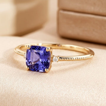 Anel de ouro com ametista solitaire da Rose & Oliver, destaque para a pedra central e acabamento elegante.