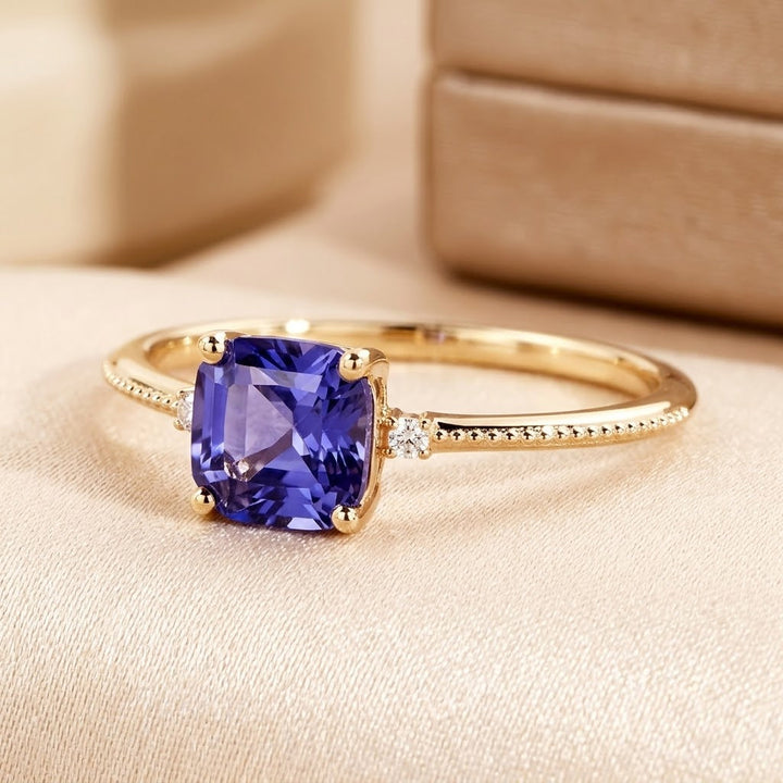 Anel de ouro com ametista solitaire da Rose & Oliver, destaque para a pedra central e acabamento elegante.