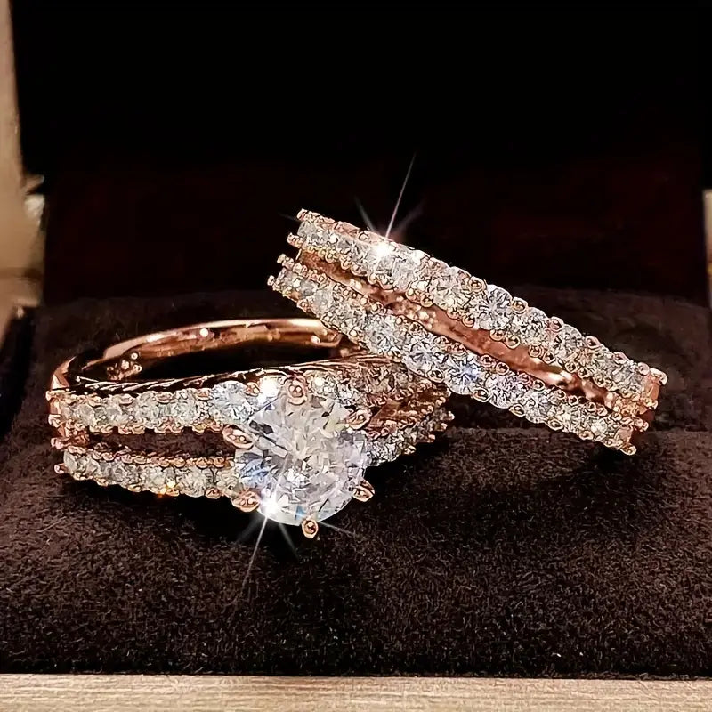 Conjunto de anéis Eternale Radiance da Rose & Oliver em ouro, com design elegante e detalhes brilhantes.
