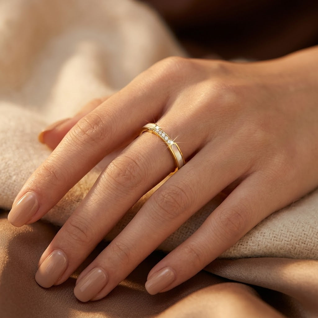 Anel de casamento com inlay de ouro da Rose & Oliver, detalhado em prata com acabamento polido.