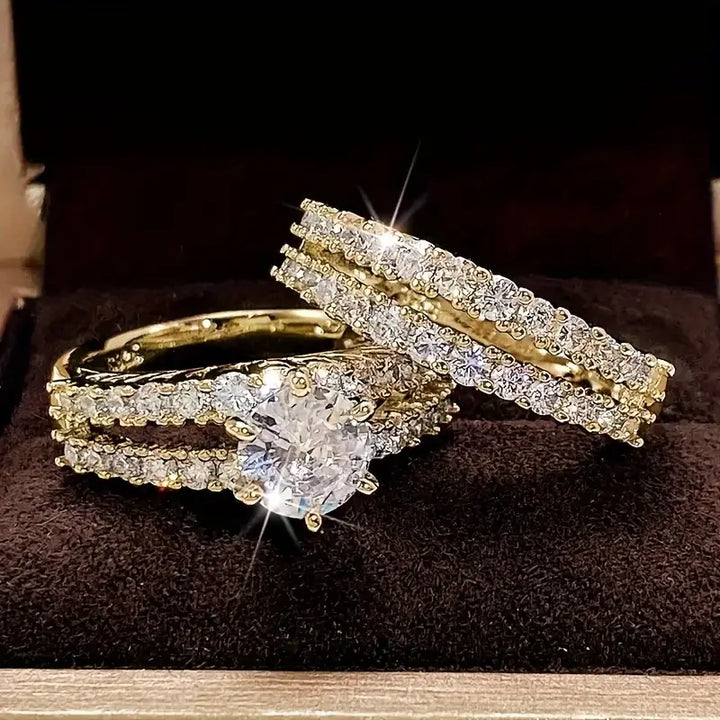 Conjunto de anéis Eternal Radiance em ouro da marca Rose & Oliver, joalheria elegante e sofisticada para o dedo.