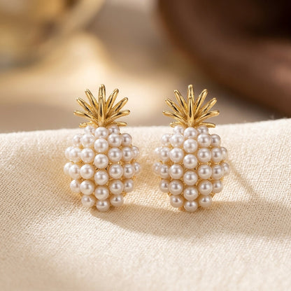 Brincos de ouro com pérolas em destaque, modelo de brincos de orelha da marca Rose & Oliver, estilo clássico e elegante