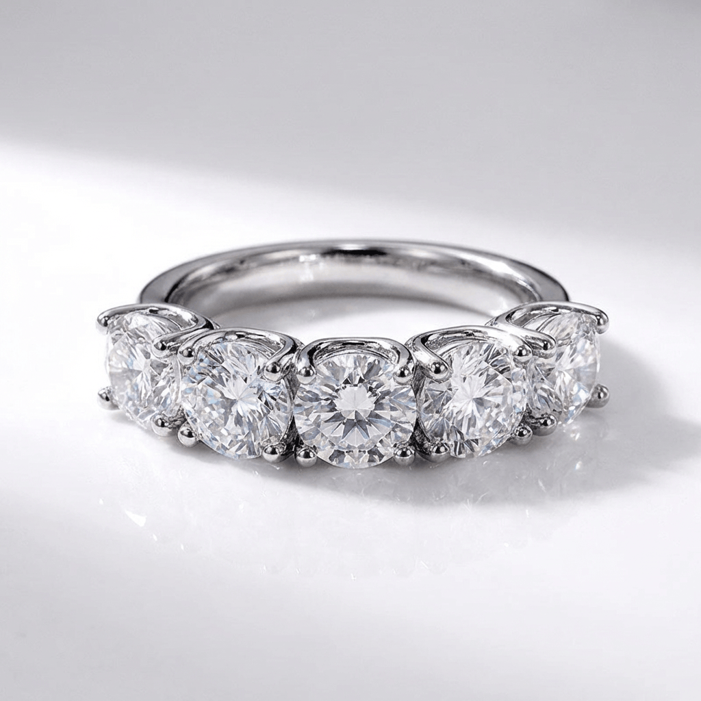 Anel de prata Rose & Oliver com cinco diamantes redondos brilhantes e detalhes elegantes na peça.