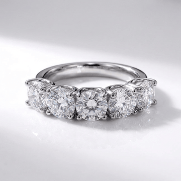 Anel de prata Rose & Oliver com cinco diamantes redondos brilhantes e detalhes elegantes na peça.