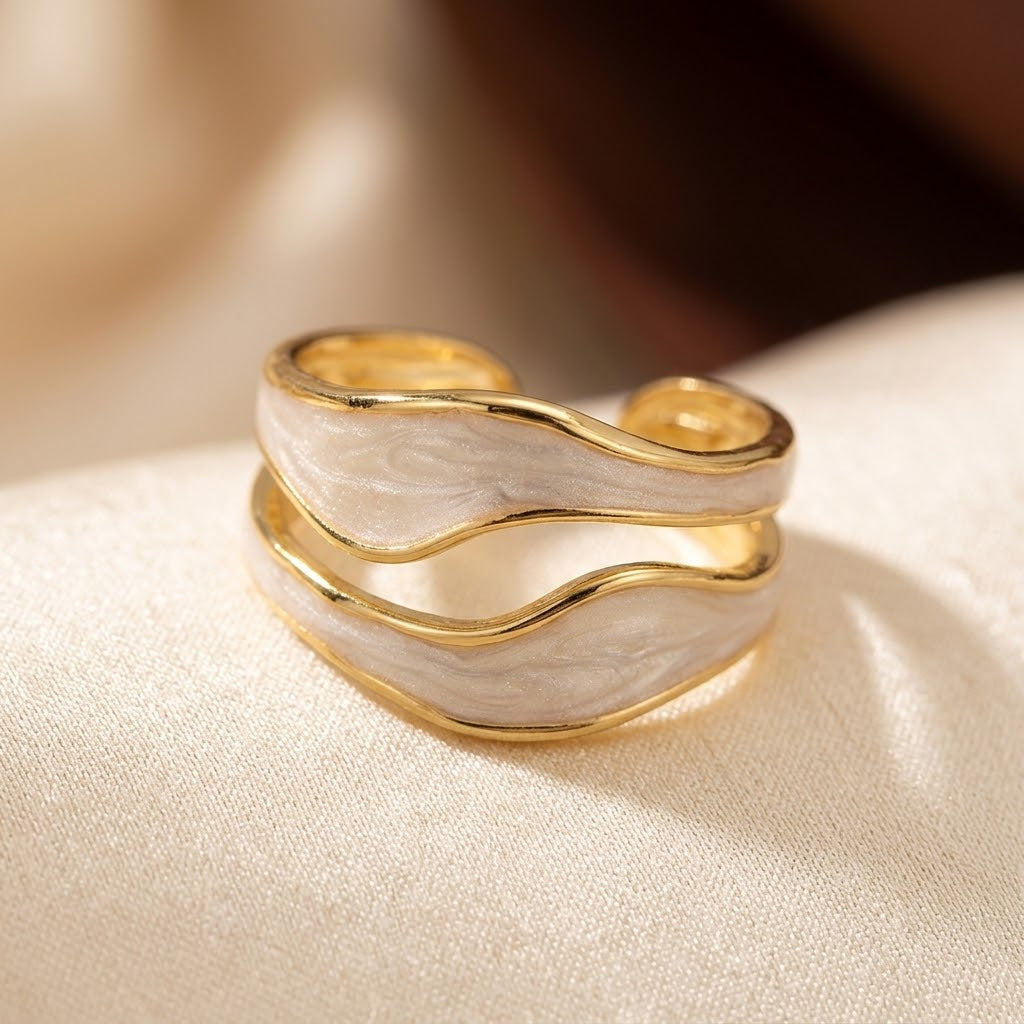 Anel sculptural em prata e ouro da Rose & Oliver, com design artístico e detalhes elegantes.