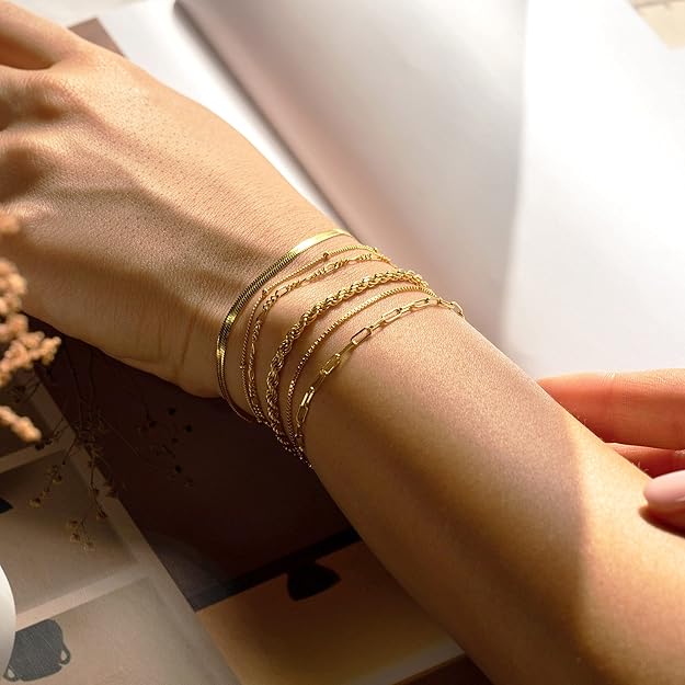Conjunto de pulseiras Vernetta™ da Rose & Oliver em acabamento dourado, com design elegante e detalhes delicados.
