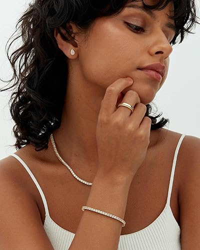 Pulseira de tênis dourada Rose & Oliver, estilo delicado com detalhes de ouro, ideal para complementar looks elegantes.