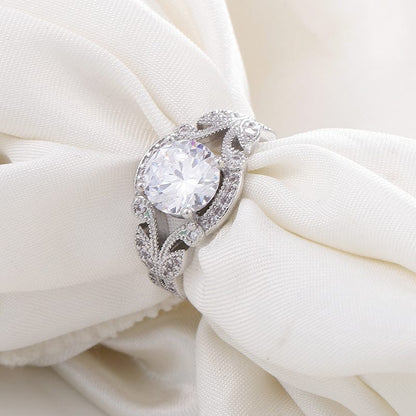 Anel vintage de prata com zircônia e design trançado, da marca Rose & Oliver, exibido em close na imagem.
