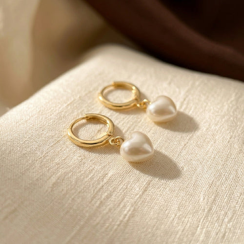 Brincos de ouro com coração e pérolas, estilo gota, da marca Rose & Oliver, detalhes elegantes e delicados.