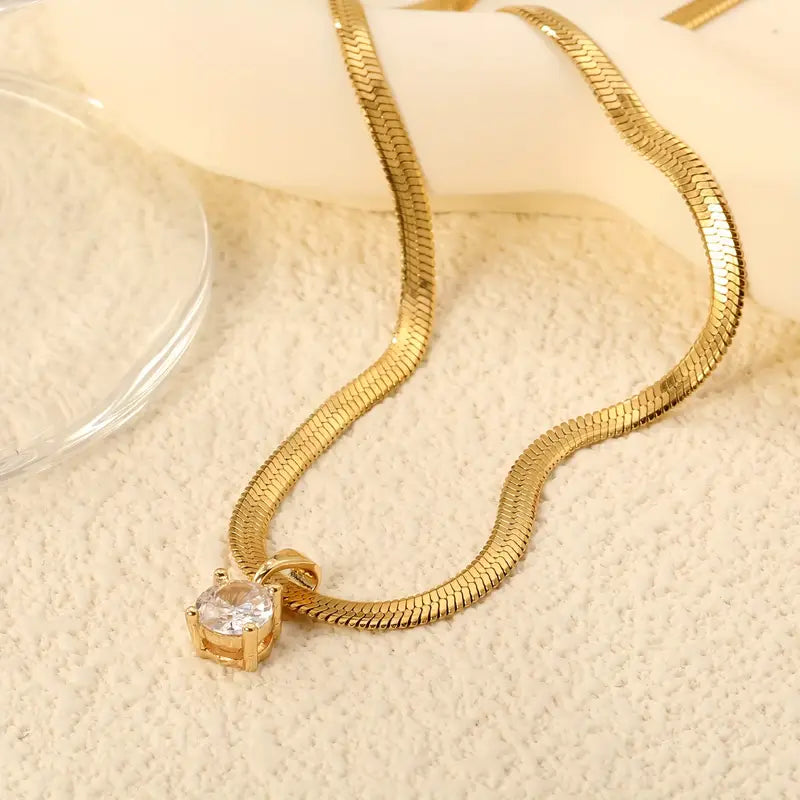 Colar elegante com pingente de strass dourado da Rose & Oliver, detalhe sofisticado para looks especiais.