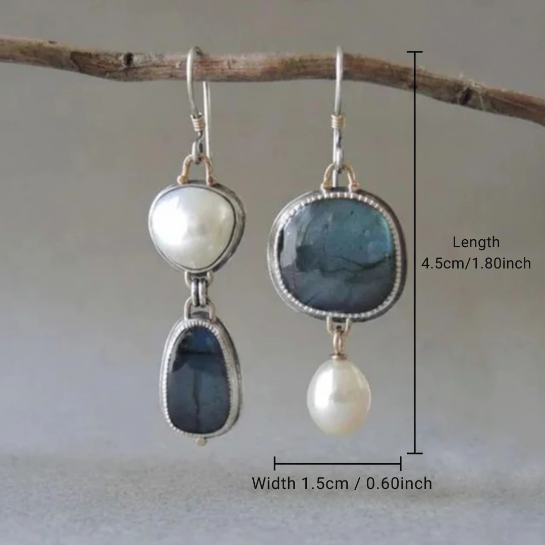 Brincos vintage com pedra azul e pérolas, acessórios elegantes da marca Rose & Oliver em imagem detalhada.