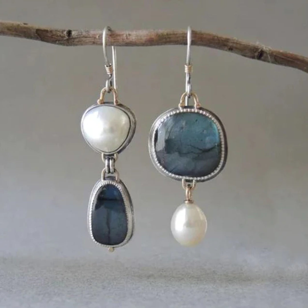 Brincos vintage com pérolas e pedra azul da Rose & Oliver, detalhes artesanais elegantes e estilo clássico.