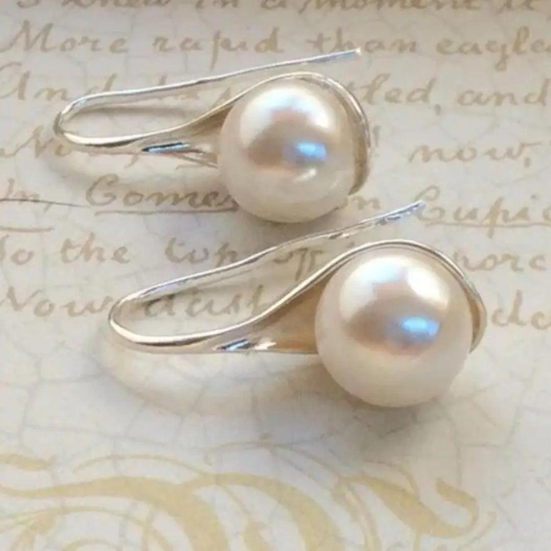 Brincos de ouro elegantes com pérolas, estilo drop, da marca Rose & Oliver, exibidos com detalhes delicados e acabamento refinado
