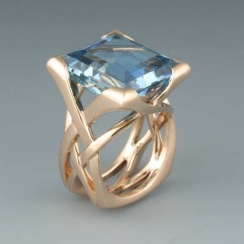 Anel vintage Rose & Oliver com zirconia azul e acabamento rosé, detalhes elegantes e delicados em ouro rosa.