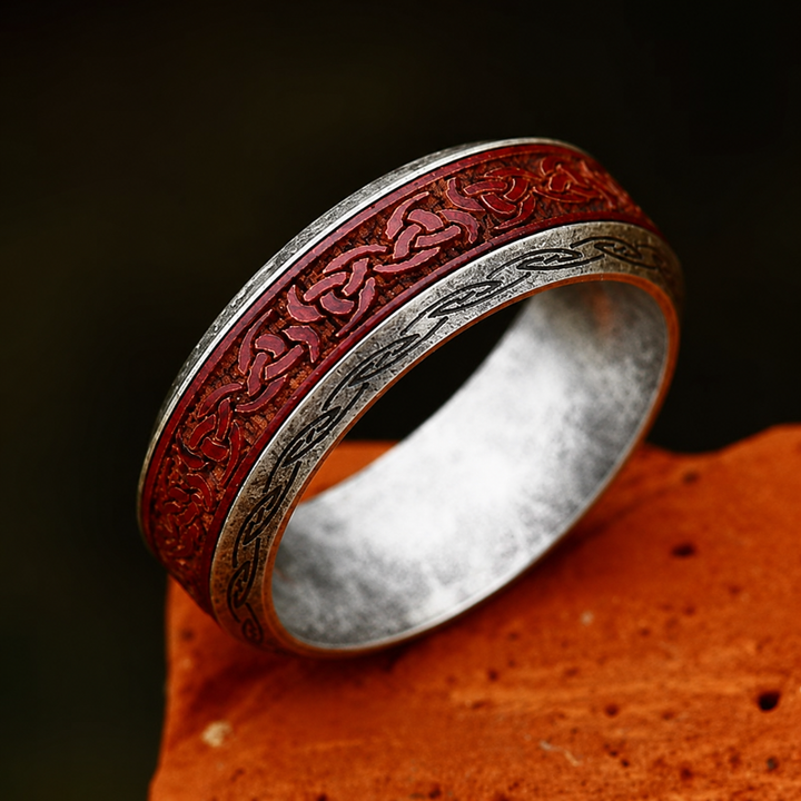 Anel Celtic Red Legacy de Rose & Oliver, com design intricado em prata com detalhes vermelhos, mostrando o anel em destaque.