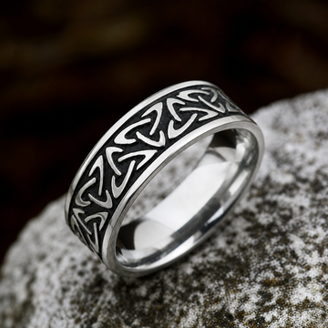 Anel Celtic Harmony da Rose & Oliver, feito de prata, com design intricado de símbolos celtas e acabamento brilhante.