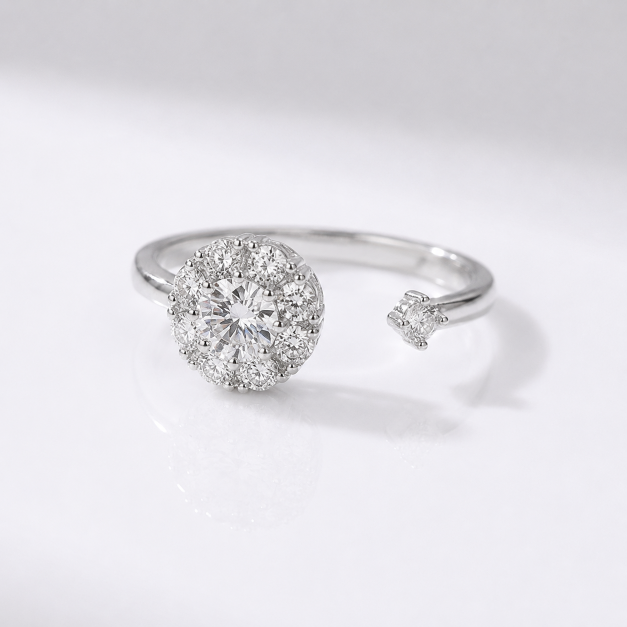 Anel de diamantes em cluster ajustável da Rose & Oliver, com design elegante e pedras brilhantes, sobre fundo neutro.
