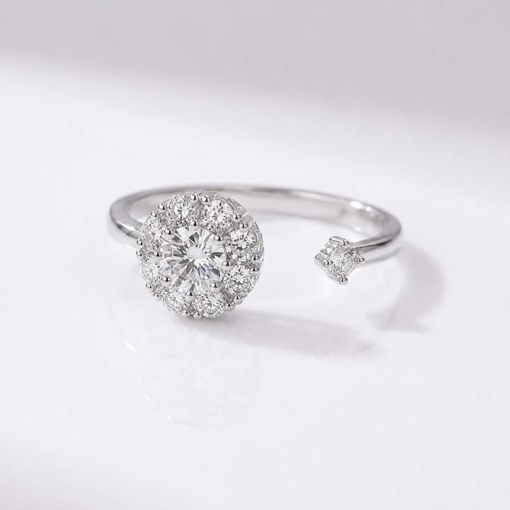 Anel de diamantes em cluster ajustável da Rose & Oliver, com design elegante e pedras brilhantes, sobre fundo neutro.