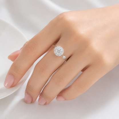Anel de diamantes em cluster ajustável da Rose & Oliver, com design elegante e pedras brilhantes.