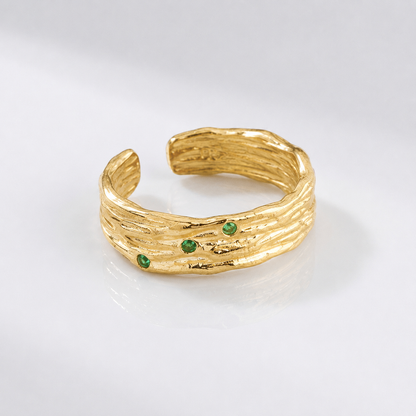 Anel ajustável com textura de esmeralda em ouro dourado, da marca Rose & Oliver, exibido com detalhes visíveis na imagem.