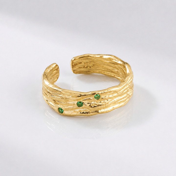 Anel ajustável com textura de esmeralda em ouro dourado, da marca Rose & Oliver, exibido com detalhes visíveis na imagem.