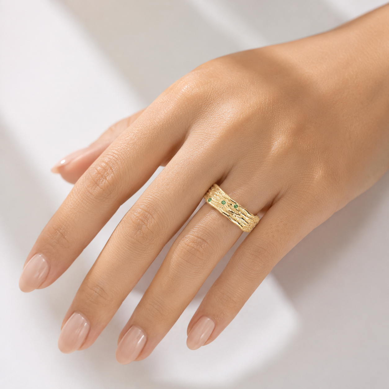 Anel ajustável Rose & Oliver com textura de esmeralda em acabamento dourado, estilo moderno e elegante para o dedo.