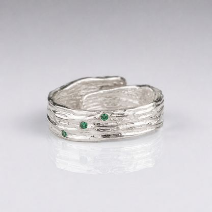 Anel ajustável Rose & Oliver de prata com textura de esmeralda na parte superior, estilo moderno e elegante