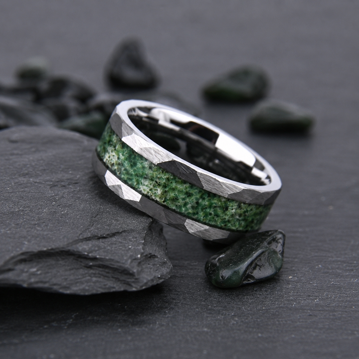 Anel Rose & Oliver Evergreen Stone, anel de pedra verde com acabamento elegante, em destaque na imagem.