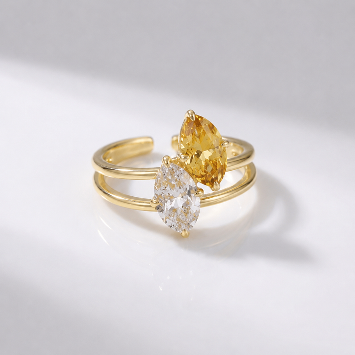 Anel ajustável Rose & Oliver com banda dividida de ouro e diamantes, detalhes brilhantes e elegante acabamento.