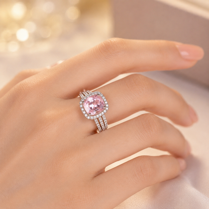 Anel de ouro com halo de ametista, destacando a pedra central e detalhes elegantes, da marca Rose & Oliver.