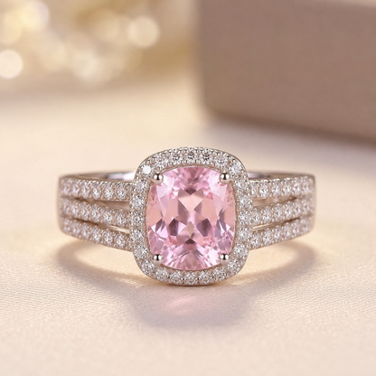 Anel de ouro com ametista em halo, joia elegante da Rose & Oliver, com detalhes brilhantes ao redor da pedra central.