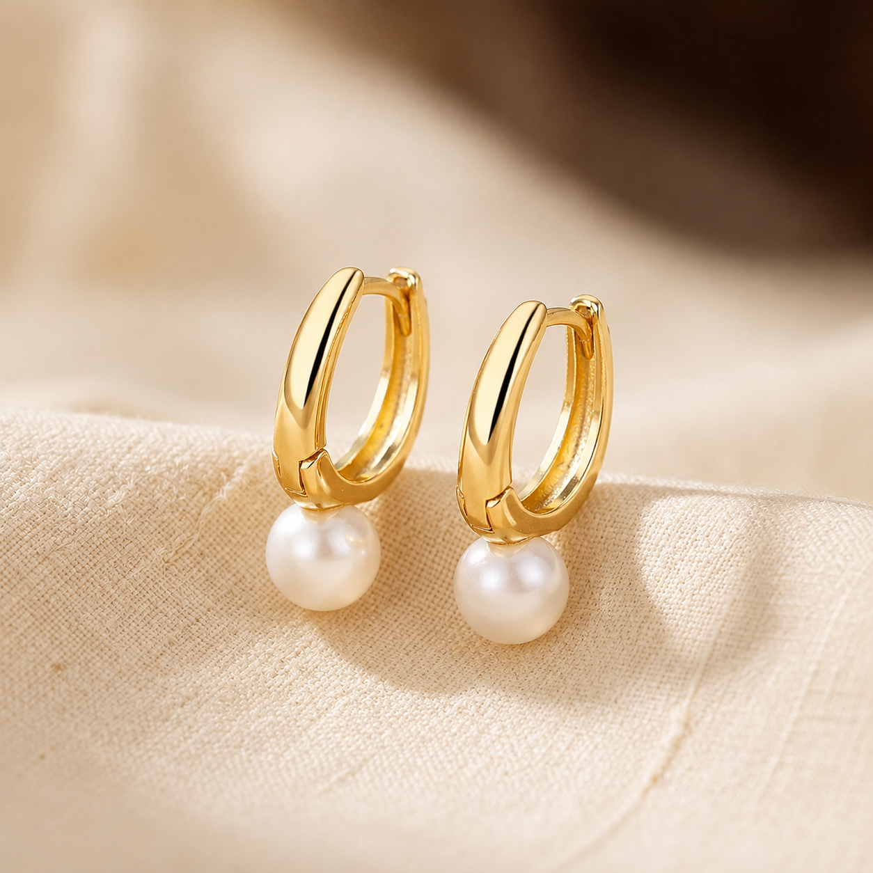 Brincos de argola dourados com pérolas, estilo elegante da marca Rose & Oliver, destaque para detalhes sofisticados.