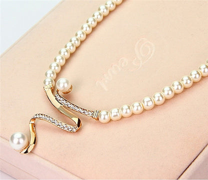 Conjunto de brincos e colar de pérolas naturais da Rose & Oliver, com pérolas brancas e acabamento elegante.