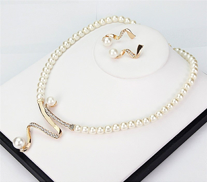 Conjunto de brincos e colar de pérolas naturais da Rose & Oliver, peças elegantes com pérolas brancas e acabamento refinado.