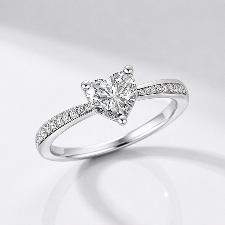 Anel Heart Zirconia em prata com pavê, da marca Rose & Oliver, com detalhe de coração brilhante e acabamento elegante.