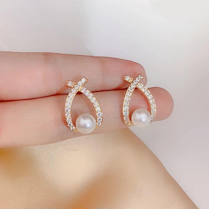 Pearl earrings with glitter by Rose & Oliver, detail view