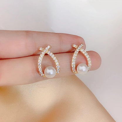 Pearl earrings with glitter by Rose & Oliver, detail view