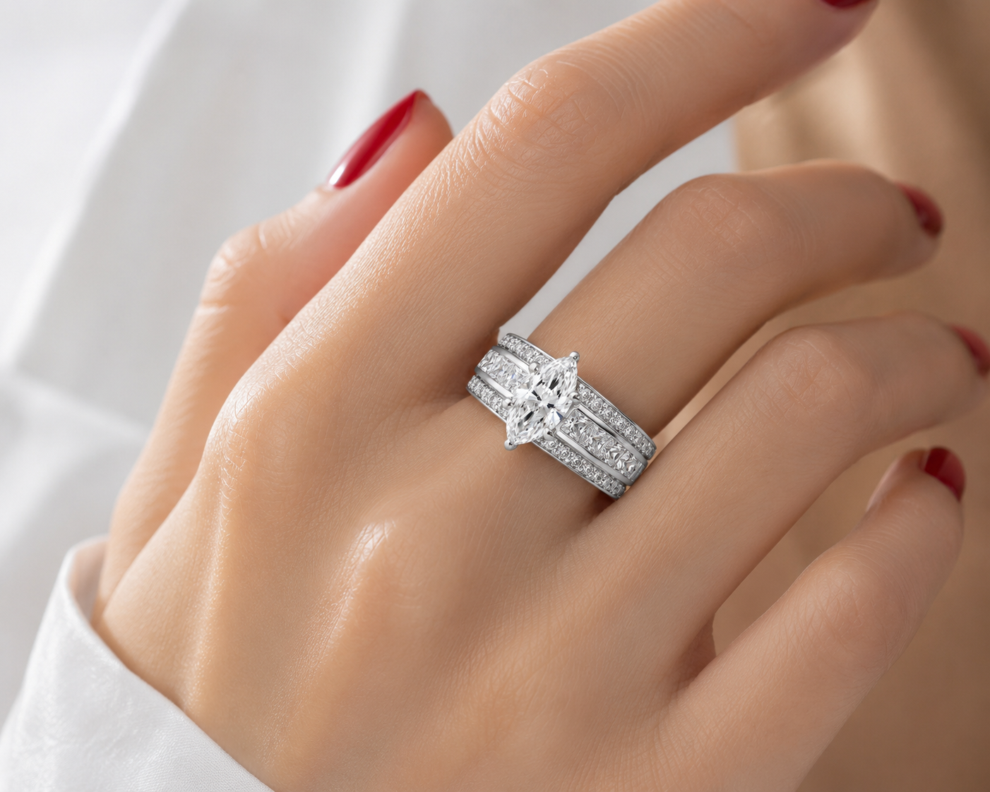 Anel largo Rose & Oliver Marquise Crystal com acabamento dourado, destaque na imagem com detalhes brilhantes e elegante design.