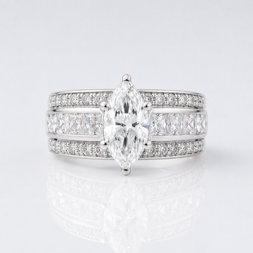 Anel largo de banda com cristal marquise dourado da Rose & Oliver, detalhe elegante e sofisticado em ouro.