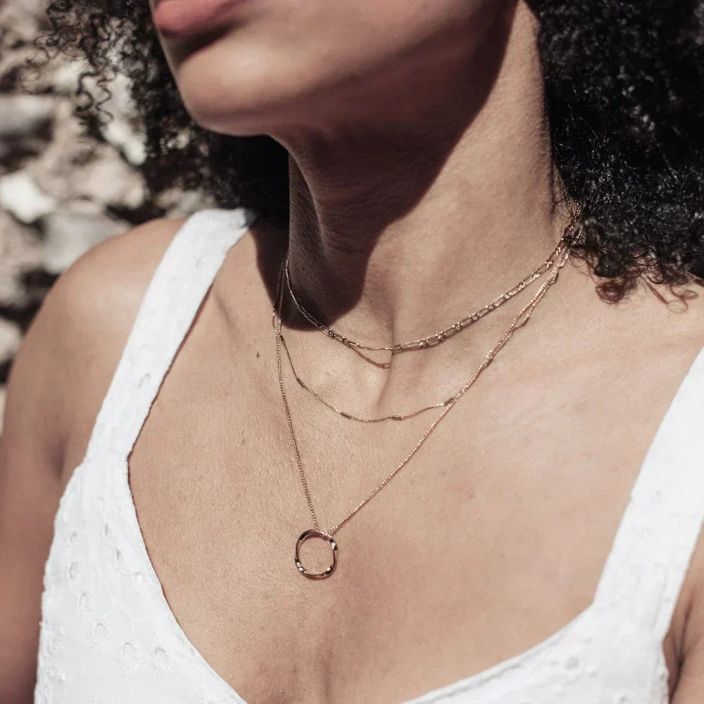 Colar Ouro Circuloso com Três Fileiras da Rose & Oliver, joia elegante com círculos abertos em ouro.