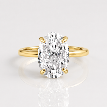 Anel de ouro com diamante oval solitário da Rose & Oliver, destacando o design elegante e a pedra central brilhante.