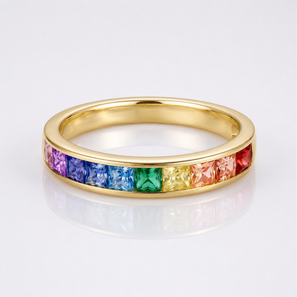 Anel de banda com cristais rainbow e acabamento rosé em ouro rosa, da marca Rose & Oliver, exibido em fundo neutro.