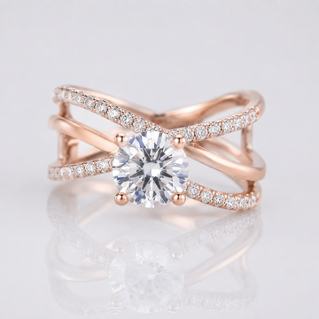 Anel de ouro rosé redondo com diamantes na marca Rose & Oliver, estilo crossover elegante e delicado.